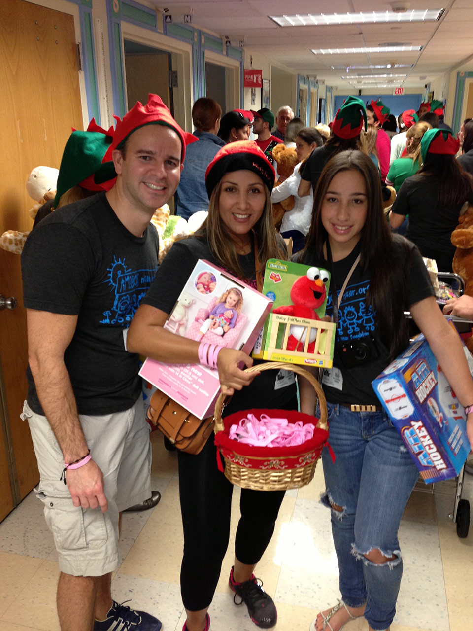 Christmas on Miami Children’s Hospital 2012 Gallery | Alexandra Ramos Therapy Animals