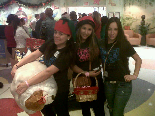 Christmas on Miami Children’s Hospital 2012 Gallery | Alexandra Ramos Therapy Animals