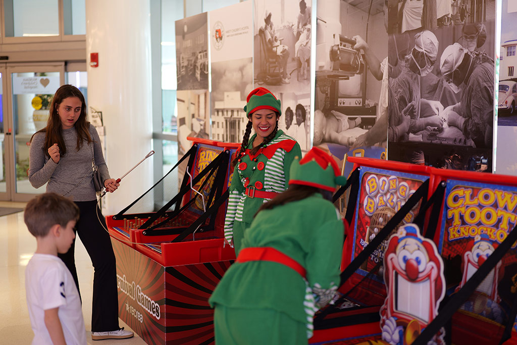 Santa Paws - Nicklaus Children's Hospital - Dec 18, 2024 | Alexandra Ramos Therapy Animals