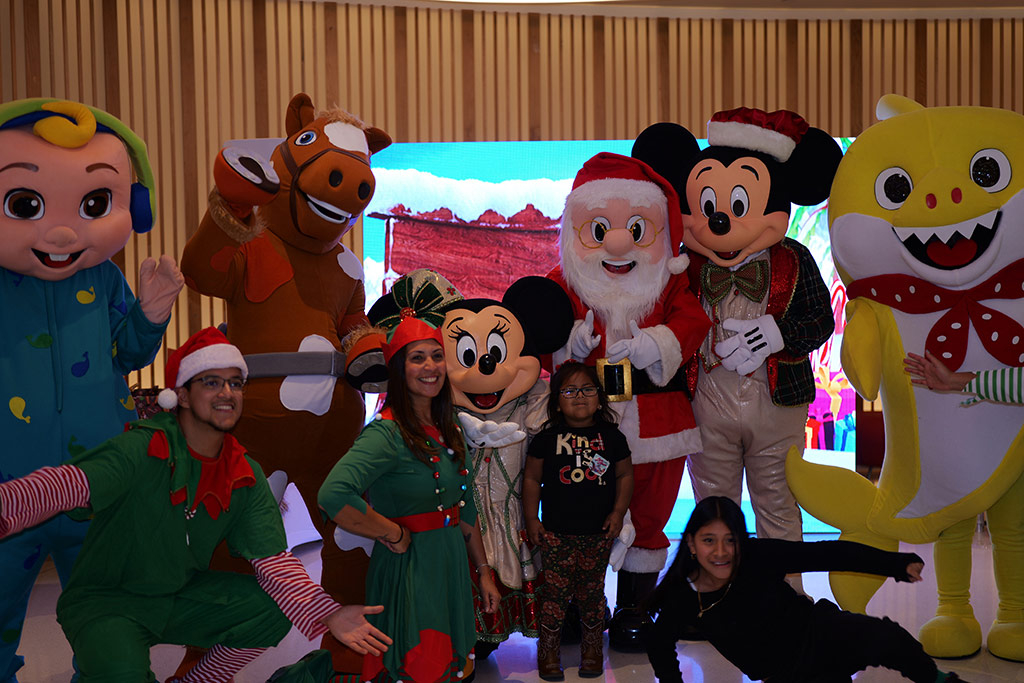 Santa Paws - Nicklaus Children's Hospital - Dec 18, 2024 | Alexandra Ramos Therapy Animals
