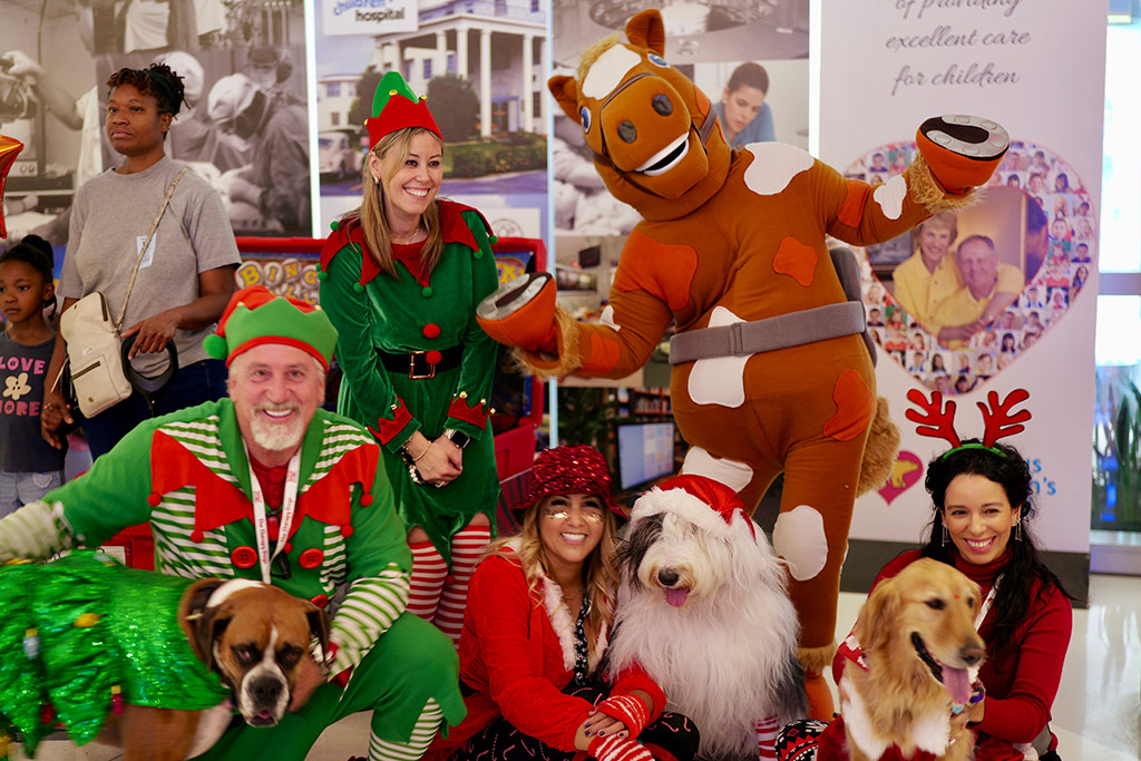 Santa Paws - Nicklaus Children's Hospital - Dec 18, 2024 | Alexandra Ramos Therapy Animals