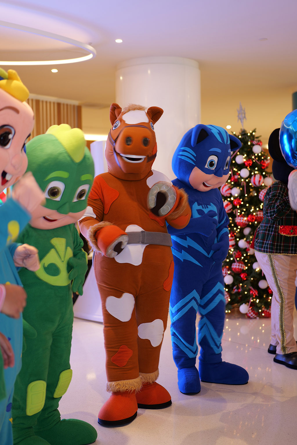 Santa Paws - Nicklaus Children's Hospital - Dec 18, 2024 | Alexandra Ramos Therapy Animals