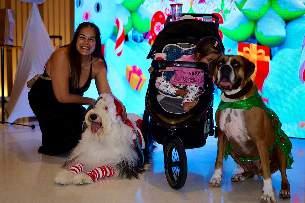 Santa Paws - Nicklaus Children's Hospital - Dec 18, 2024 | Alexandra Ramos Therapy Animals