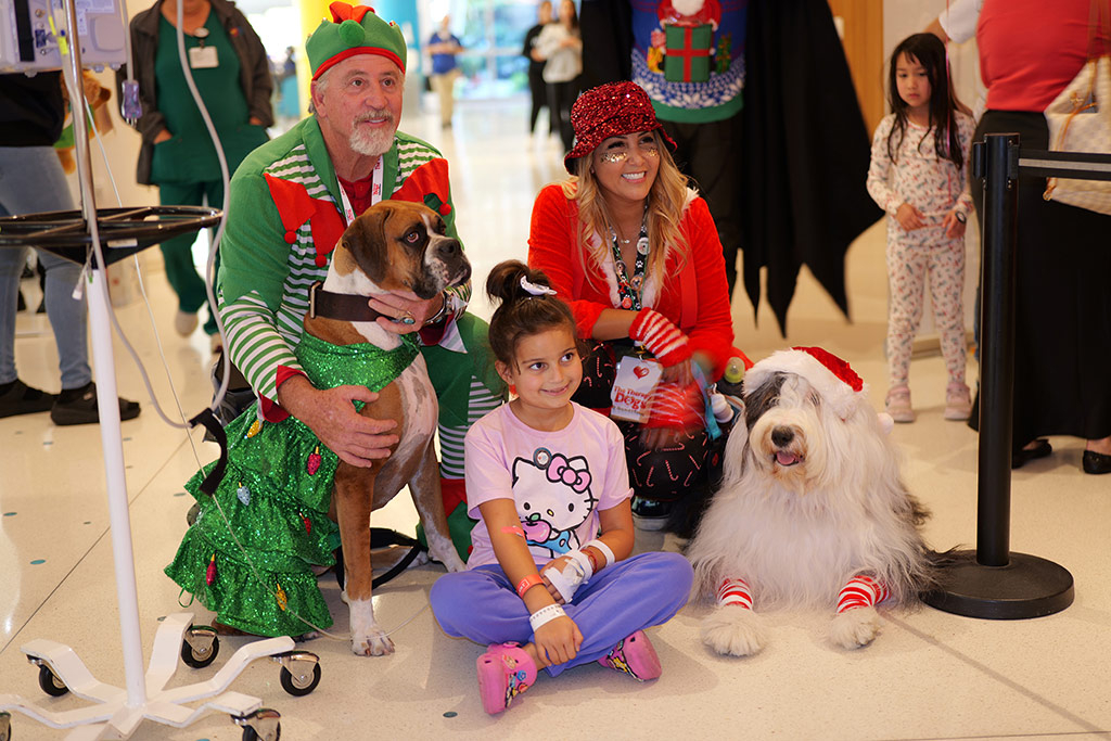 Santa Paws - Nicklaus Children's Hospital - Dec 18, 2024 | Alexandra Ramos Therapy Animals