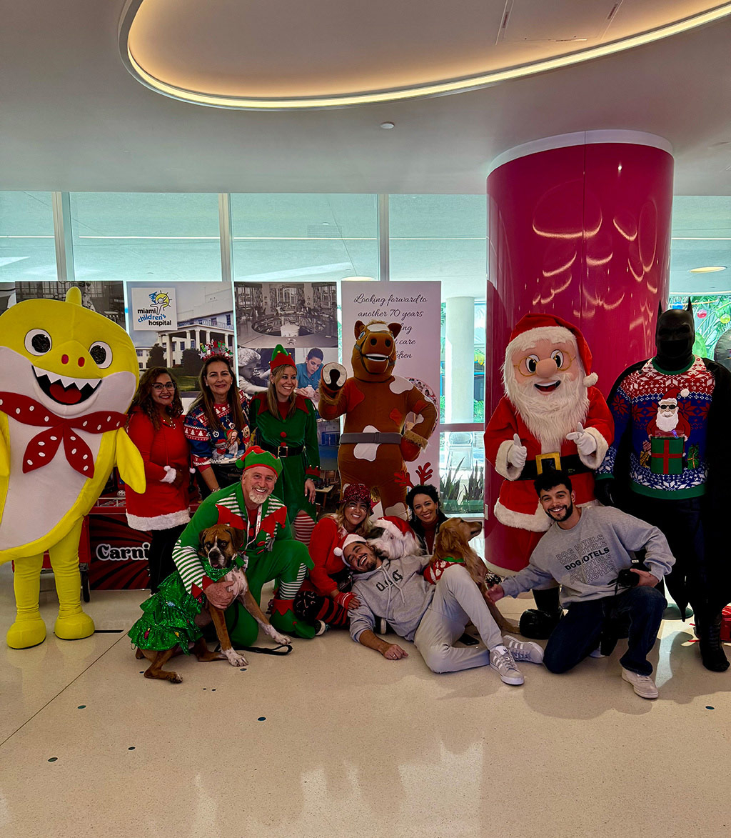 Santa Paws - Nicklaus Children's Hospital - Dec 18, 2024 | Alexandra Ramos Therapy Animals