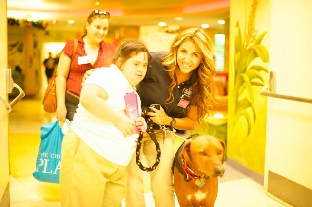 Visit at Miami Children’s Hospital by Julian Gil (Univision) | Ale Ramos Therapy Animals