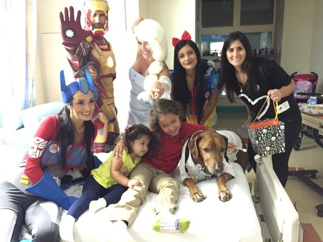 Halloween at Nicklaus Children’s Hospital by Radio Lollipop | Ale Ramos Therapy Animals