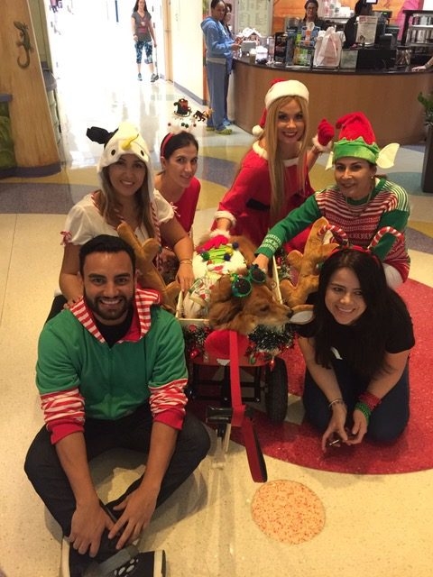 Christmas Celebration at Nicklaus Children Hospital | Ale Ramos Therapy Animals