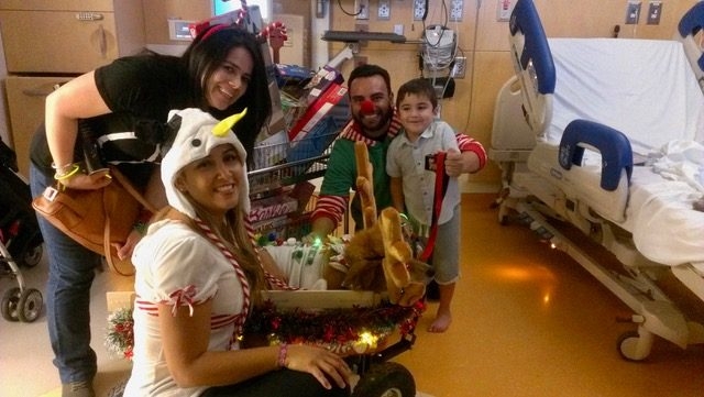 Christmas Celebration at Nicklaus Children Hospital | Ale Ramos Therapy Animals