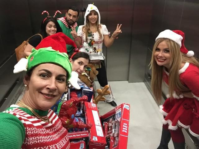 Christmas Celebration at Nicklaus Children Hospital | Ale Ramos Therapy Animals