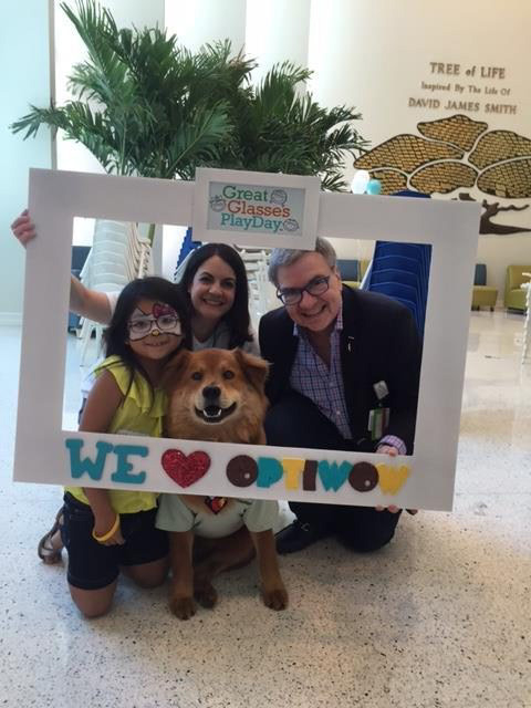 Great Glasses Play Day at Nicklaus Children Hospital | Ale Ramos Therapy Animals