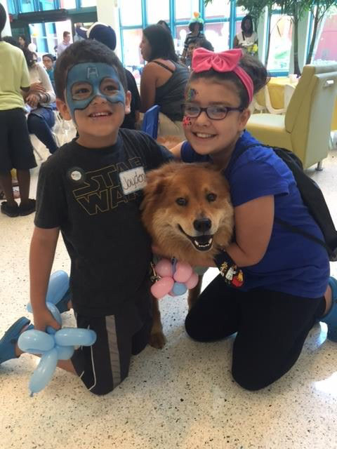 Great Glasses Play Day at Nicklaus Children Hospital | Ale Ramos Therapy Animals