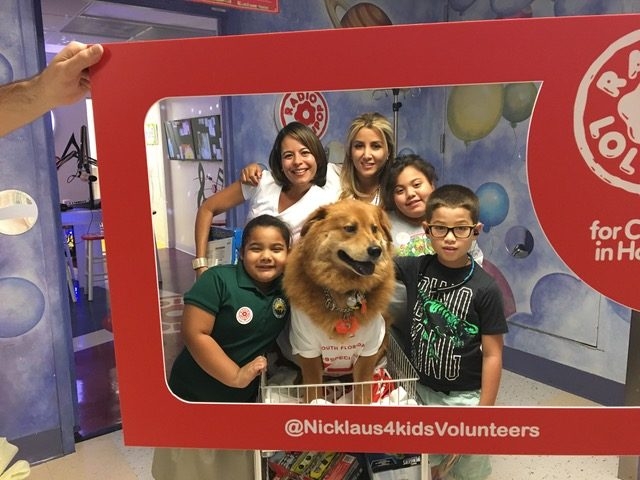 Visiting Nicklaus Children Hospital by Radio Lollipop | Ale Ramos Therapy Animals