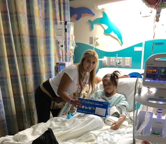 Visiting Nicklaus Children Hospital by Radio Lollipop | Ale Ramos Therapy Animals