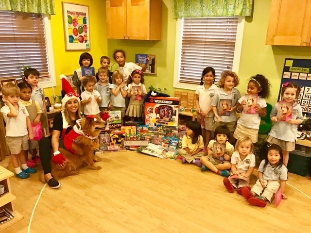 Zeus Visiting The Kids at Montessori School Christmas Time | Ale Ramos Therapy Animals