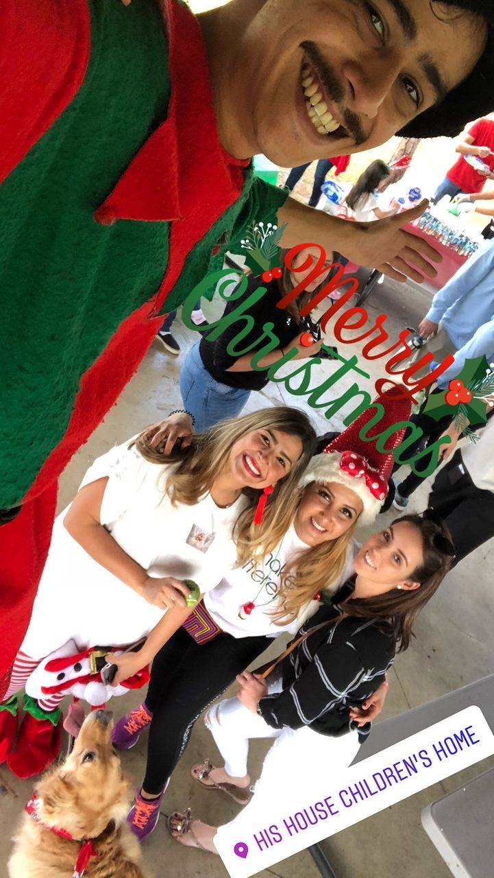 Christmas - Nochebuena at His House | Ale Ramos Therapy Animals