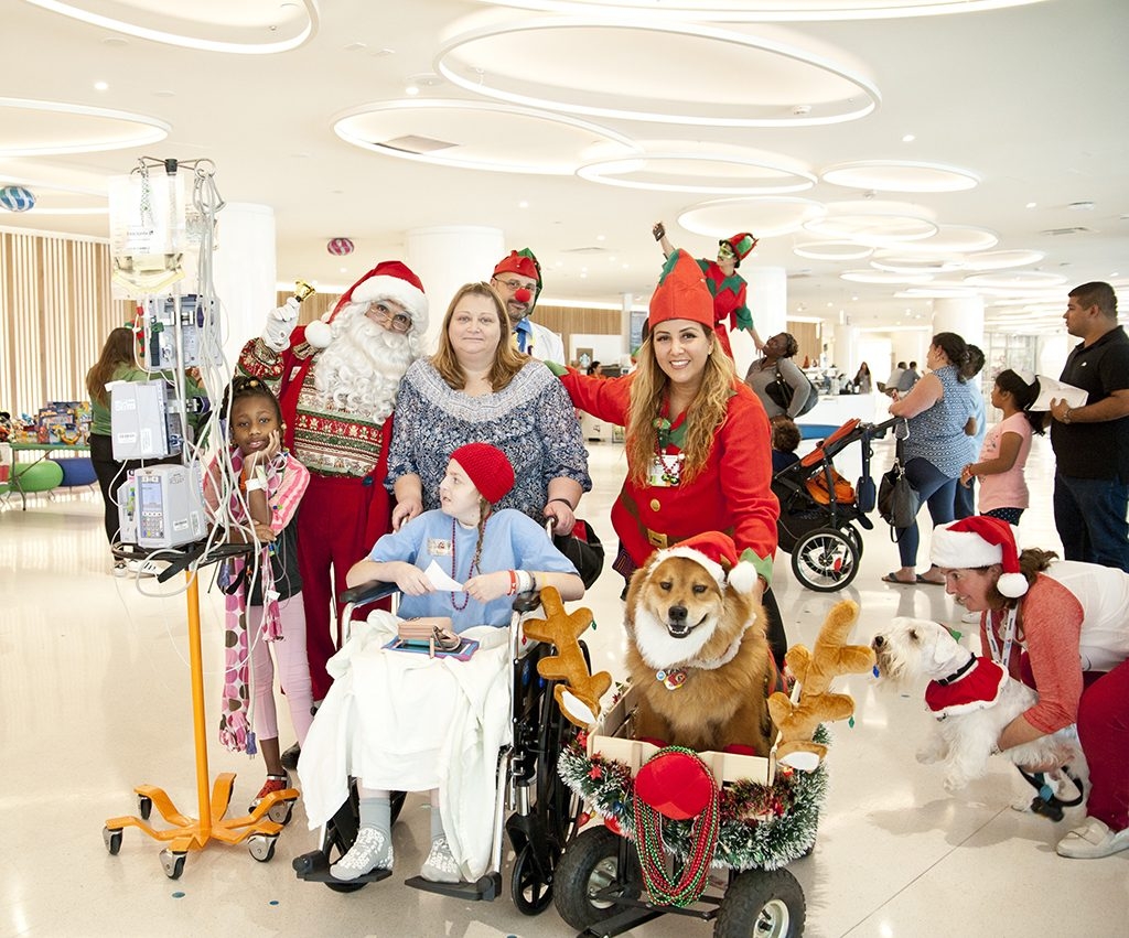 Santa Paws Event at Nicklaus Children’s Hospital | Ale Ramos Therapy Animals