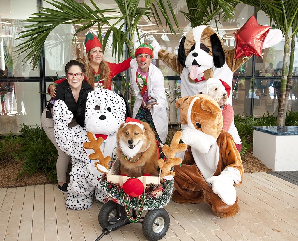 Santa Paws Event at Nicklaus Children’s Hospital | Ale Ramos Therapy Animals