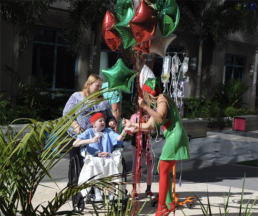 Santa Paws Event at Nicklaus Children’s Hospital | Ale Ramos Therapy Animals