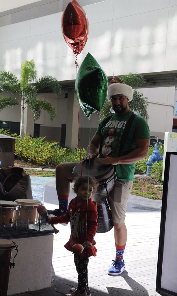 Santa Paws Event at Nicklaus Children’s Hospital | Ale Ramos Therapy Animals