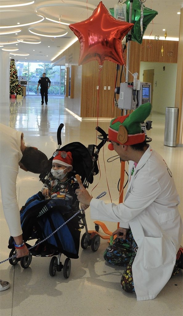 Santa Paws Event at Nicklaus Children’s Hospital | Ale Ramos Therapy Animals
