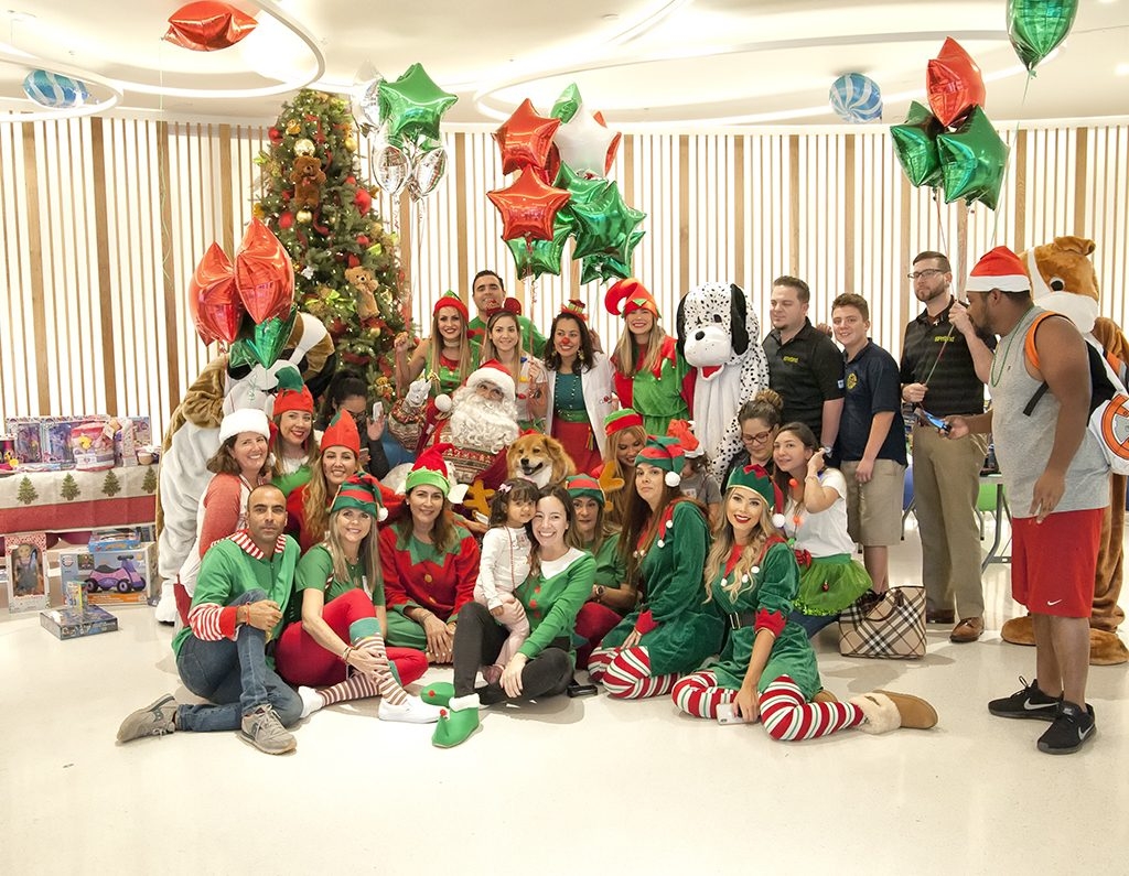 Santa Paws Event at Nicklaus Children’s Hospital | Ale Ramos Therapy Animals