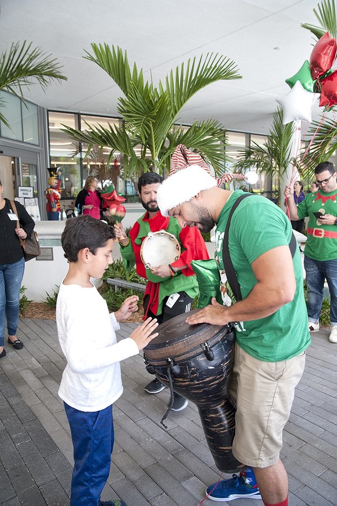 Santa Paws Event at Nicklaus Children’s Hospital | Ale Ramos Therapy Animals