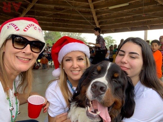 Nochebuena at His House | Ale Ramos Therapy Animals