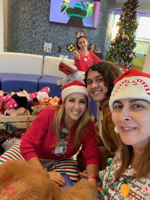 Pre-Christmas Visit at Nicklaus Children’s Hospital | Ale Ramos Therapy Animals