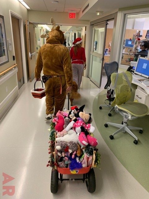 Pre-Christmas Visit at Nicklaus Children’s Hospital | Ale Ramos Therapy Animals