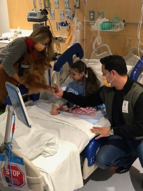 Rey Ruiz visits at Nicklaus Children’s Hospital by Radio Lollipop | Ale Ramos Therapy Animals
