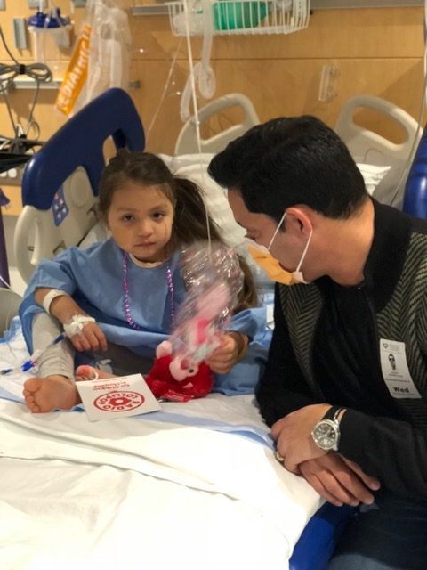 Rey Ruiz visits at Nicklaus Children’s Hospital by Radio Lollipop | Ale Ramos Therapy Animals