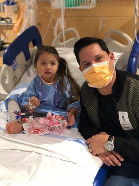 Rey Ruiz visits at Nicklaus Children’s Hospital by Radio Lollipop | Ale Ramos Therapy Animals