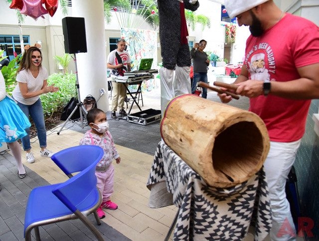 Santa Paws at Nicklaus Children’s Hospital | Ale Ramos Therapy Animals