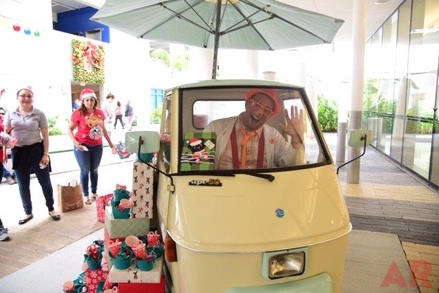 Santa Paws at Nicklaus Children’s Hospital | Ale Ramos Therapy Animals