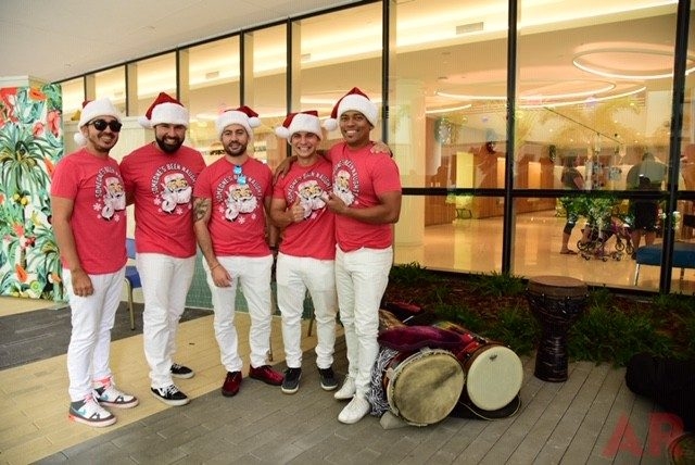 Santa Paws at Nicklaus Children’s Hospital | Ale Ramos Therapy Animals