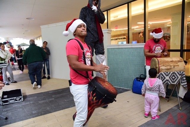 Santa Paws at Nicklaus Children’s Hospital | Ale Ramos Therapy Animals