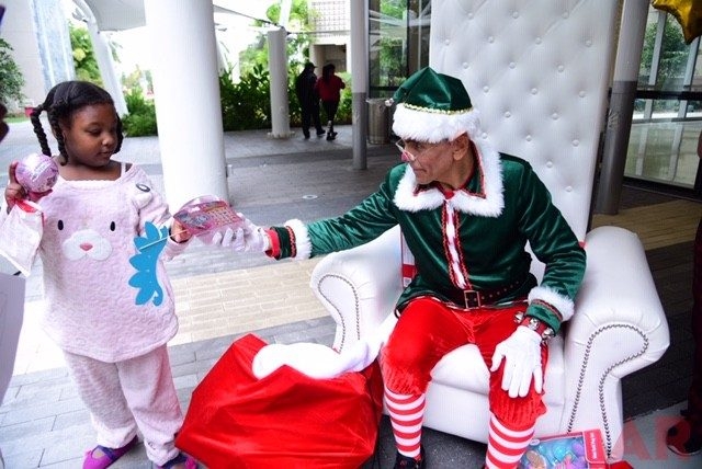 Santa Paws at Nicklaus Children’s Hospital | Ale Ramos Therapy Animals