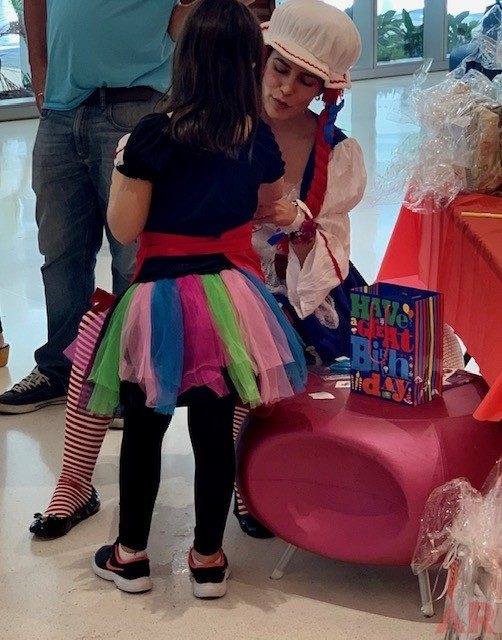 Halloween Party at Nicklaus Children’s Hospital | Ale Ramos Therapy Animals