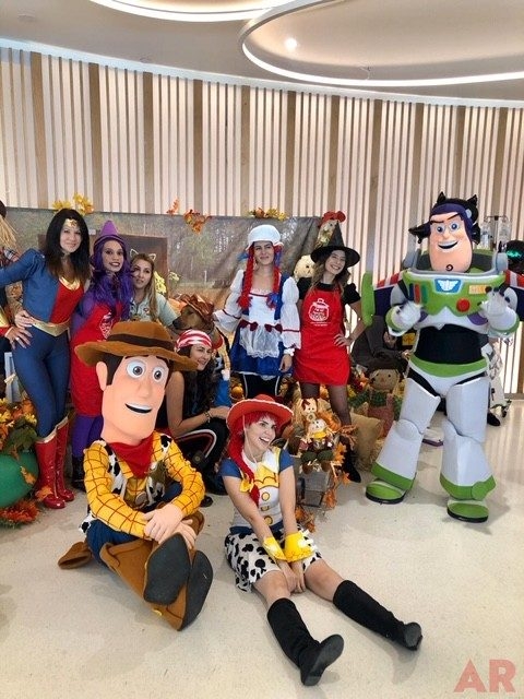 Halloween Party at Nicklaus Children’s Hospital | Ale Ramos Therapy Animals