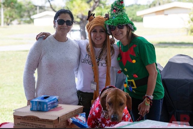 “Noche Buena” at his House Children’s Home | Ale Ramos Therapy Animals