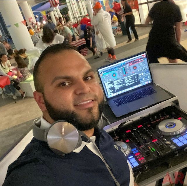 Radio Lollipop Birthday Party at Nicklaus Children’s Hospital | Ale Ramos Therapy Animals