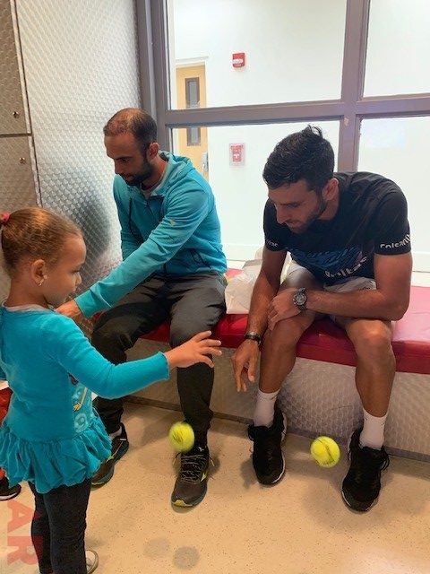 Tennis Players visit Nicklaus Children’s Hospital with Apollo | Ale Ramos Therapy Animals
