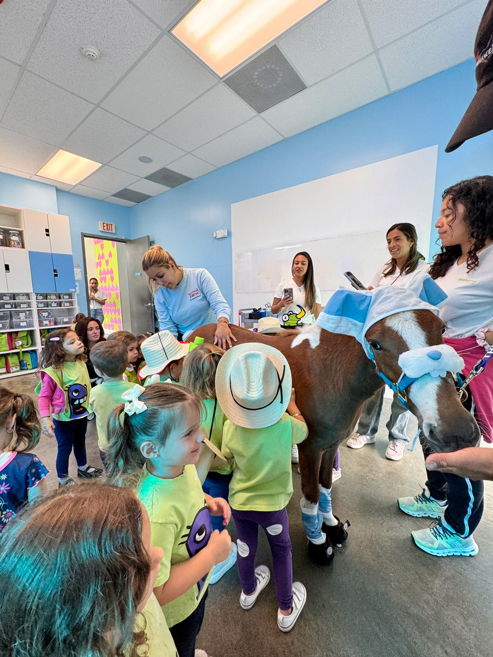 Aguamarina School visit by Pegasus - April 4, 2025 | Ale Ramos Therapy Animals