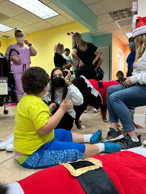 Apollo Christmas visit at Pedikidz | Ale Ramos Therapy Animals