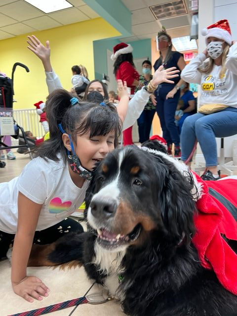 Apollo Christmas visit at Pedikidz | Ale Ramos Therapy Animals