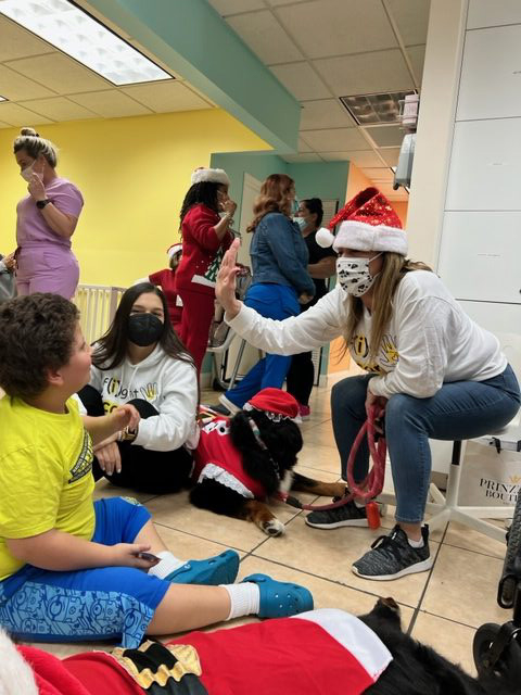 Apollo Christmas visit at Pedikidz | Ale Ramos Therapy Animals