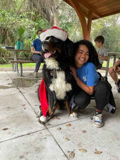 Apollo enjoy the kids at Arch Creek Park for Christmas | Ale Ramos Therapy Animals