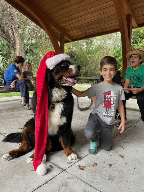 Apollo enjoy the kids at Arch Creek Park for Christmas | Ale Ramos Therapy Animals