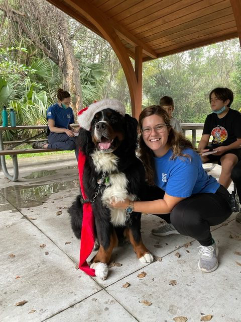 Apollo enjoy the kids at Arch Creek Park for Christmas | Ale Ramos Therapy Animals